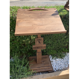 Atril de pie en madera de nogal regulable en altura y grabado