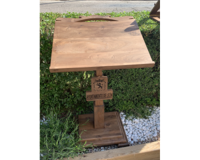Atril de pie en madera de nogal regulable en altura y grabado