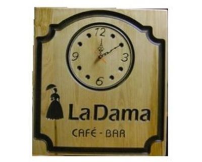Cartel de empresa con reloj