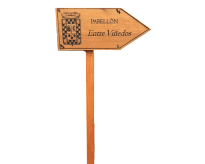 Flecha indicadora grabada en madera de castaño
