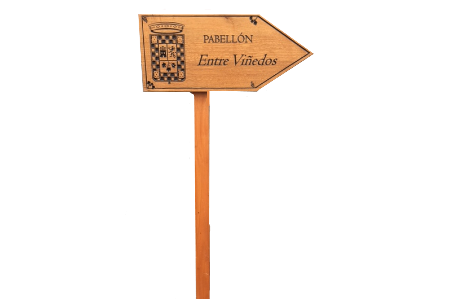 Flecha indicadora grabada en madera de castaño