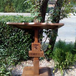 Atril de pie en madera de nogal regulable en altura y grabado