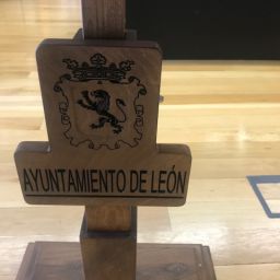 Atril de pie en madera de nogal regulable en altura y grabado