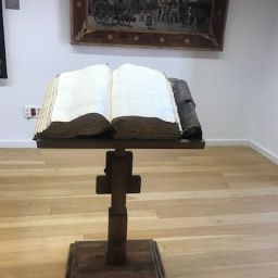 Atril de pie en madera de nogal regulable en altura y grabado