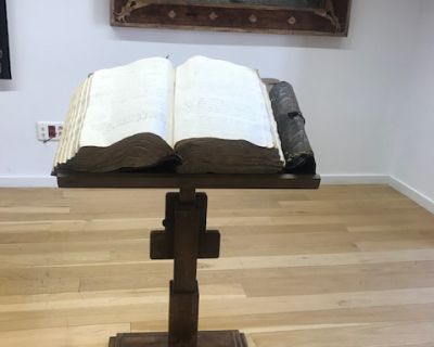 Atril de pie en madera de nogal regulable en altura y grabado