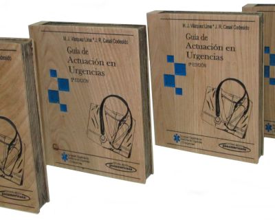 Bonito detalle para los ponentes de una charla grabado en madera
