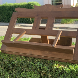 Atril de mesa en madera de nogal y grabado