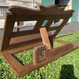 Atril de mesa en madera de nogal y grabado