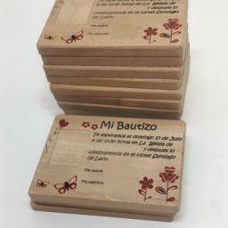 Souvenir para una celebración grabado en madera