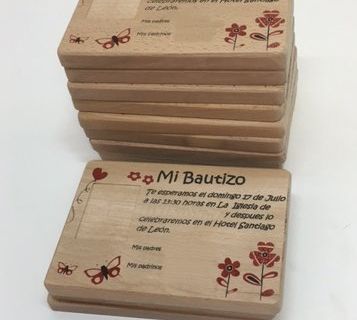 Souvenir para una celebración grabado en madera