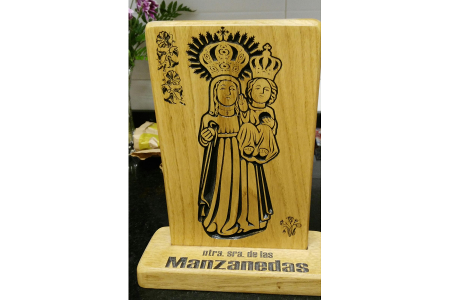 Virgen de “las manzanedas” grabada en madera con peana