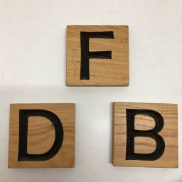 Letras grabadas en madera