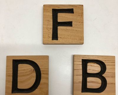 Letras grabadas en madera
