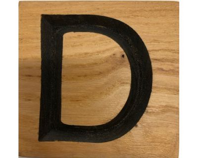 Letras grabadas en madera