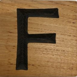 Letras grabadas en madera